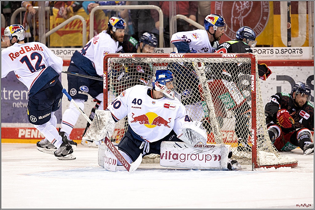 PENNY DEL Viertelfinale 4. Spiel; Duesseldorfer EG - Red Bull Muenchen; Duesseldorf, 16.04.2022
